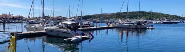 Fjällbacka gästhamn med bryggor, båtar och sjöbodar