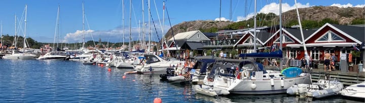 Grebbestad gästhamn med bryggor, båtar och kustliv