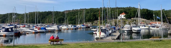 Hamburgsund gästhamn med båtar, bryggor och kustmiljö