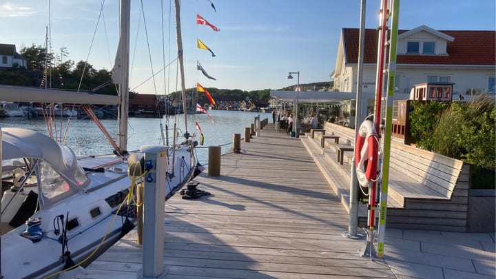 kustvy med bryggor båtar hav och sommarkänsla i Bohuslän